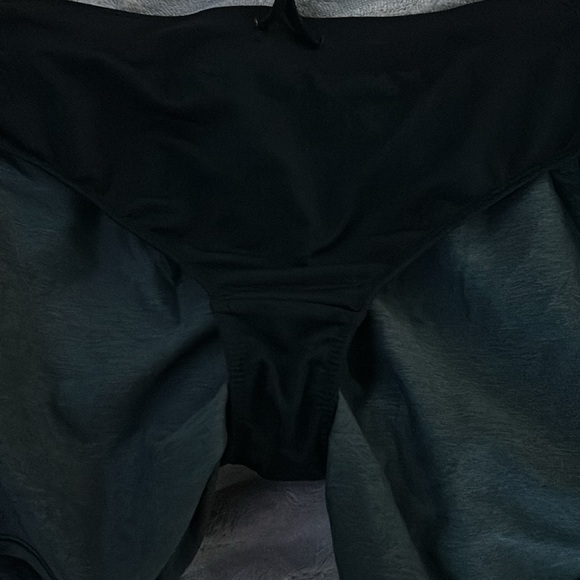 Size Xs under armor shorts - Picture 5 of 5